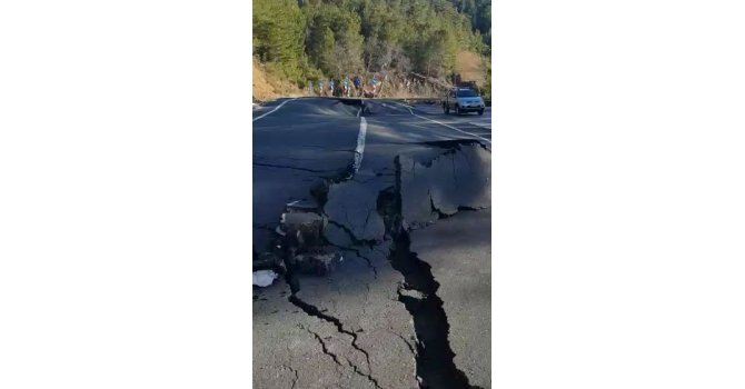 Antalya’da heyelan sonucu D-400 karayolunda hasar oluştu