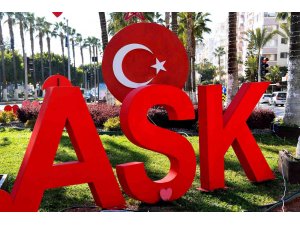 Mersin, 14 Şubat için süslendi