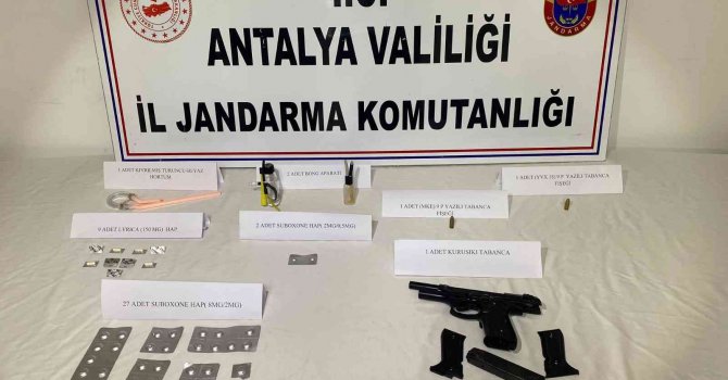 Jandarma yolcunun üzerinde tabanca ve uyuşturucu madde ele geçirdi