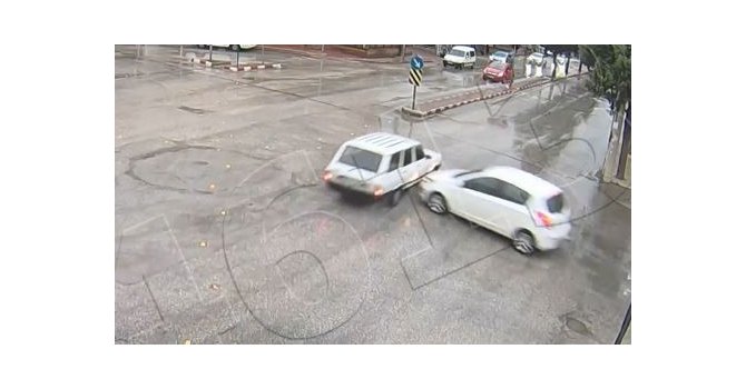 Burdur’da dikkatsiz sürücülerin kaza anı KGYS görüntülerine yansıdı