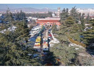 Karın esir aldığı Isparta’da okulların bahçesi ve çevresi temizleniyor