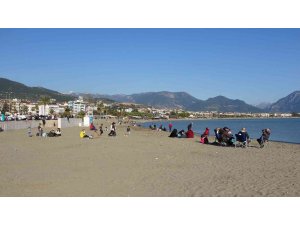 Alanya’da güneşi gören vatandaşlar sahillere akın etti