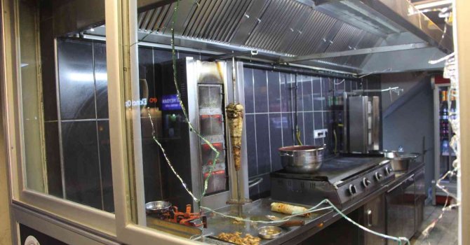 Yemek yedikleri dönercinin camına tabure atıp kaçtılar