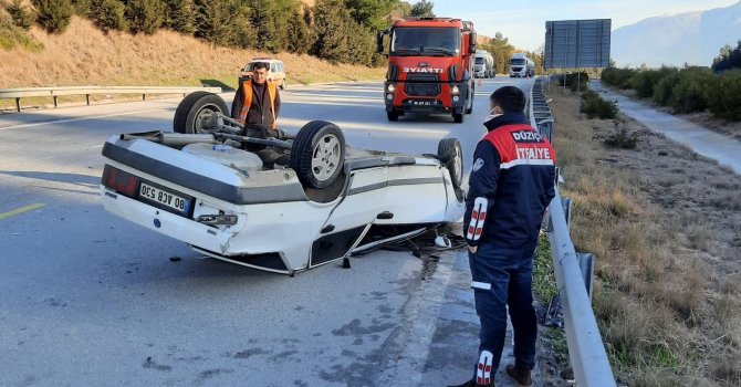 Seyir halindeki tıra arkadan çarpan otomobil takla attı