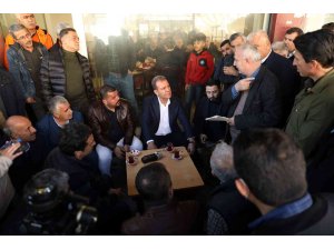 Seçer, pazar yerinde esnafla buluştu