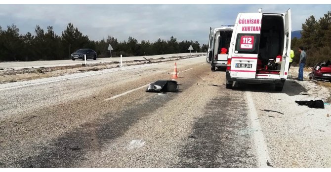 Burdur’da otomobil karşı şeride geçti: 1 ölü, 2’si ağır 4 yaralı