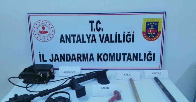 Serik’te kaçak kazı yapan 4 kişi yakalandı