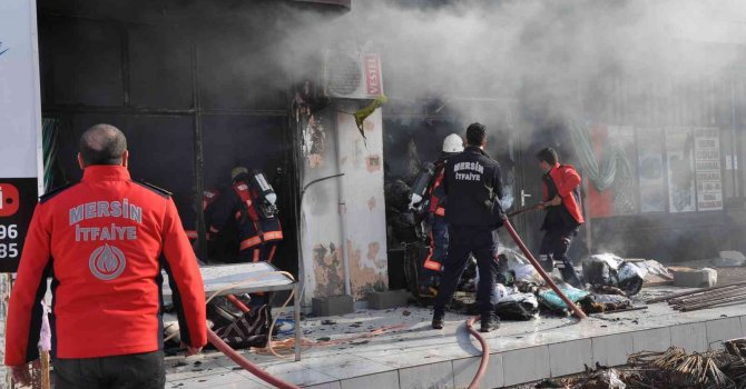 Yorgan dükkanı alev alev yandı