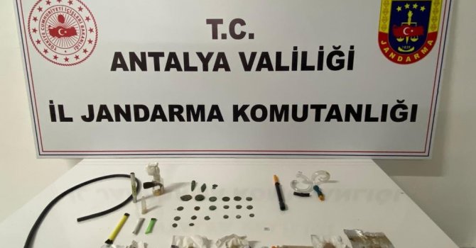 Yol kontrol noktasında durdurulan araçtakiler suç makinesi çıktı