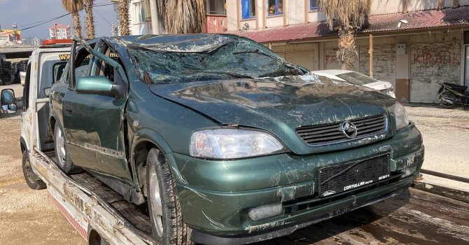 Su kanalında can pazarı... Otomobil kanala uçtu, herkes yardıma koştu