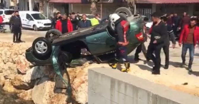 Can pazarı yaşanmıştı... Otomobilin su kanalına düşme anı kamerada