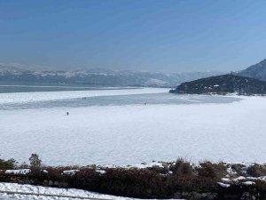 Buz tutan Eğirdir Gölü’nde yürüyüşler yasaklandı