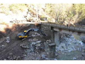 Çamlıyayla’da köprü ayakları güçlendiriliyor