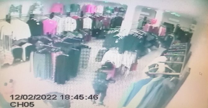 Köpeğiyle mağazaya gelip 280 TL değerinde mont çaldı