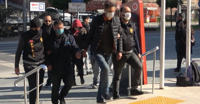 10 ayrı otomobilden hırsızlık yapan 4 şüpheli tutuklandı