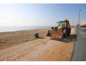 Mezitli’de sahil ve parklara yaz bakımı