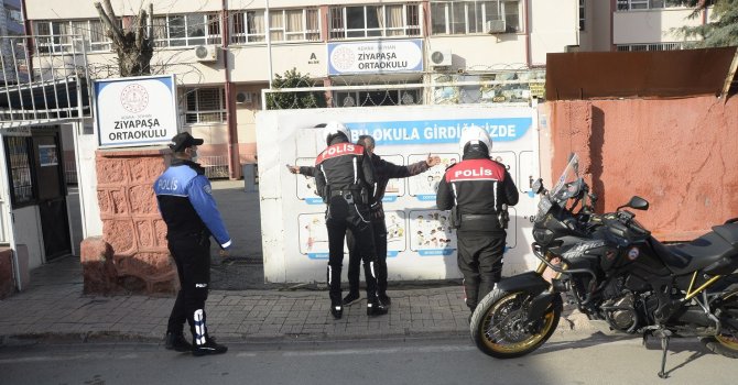 Polisten okul önlerinde denetim