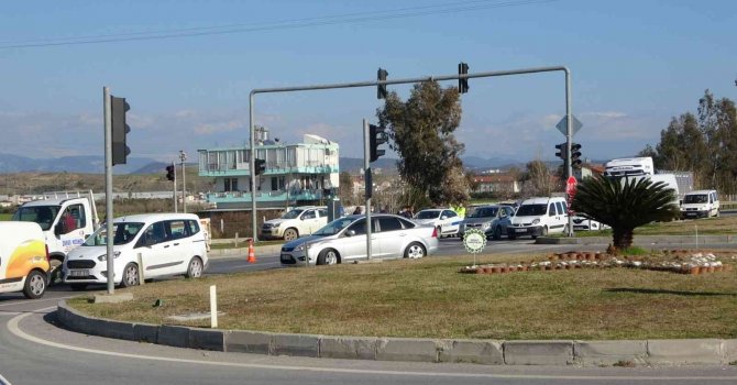 Kırmızı ışığı son anda fark edip fren yapınca 2 araca birden çarptı