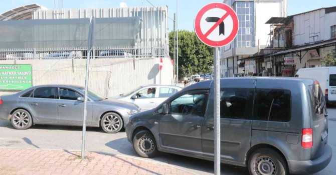 Antalya’da sürücülerin yasak yol inadı, diğer sürücüleri isyan ettirdi