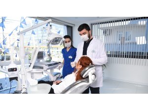 Şeffaf plaklarla kimse fark etmeden dişleriniz düzelsin