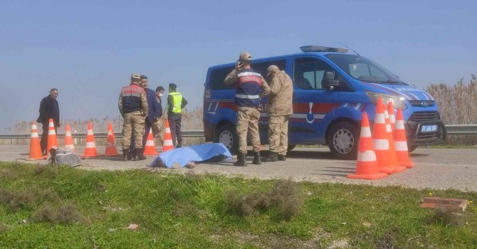 Otomobilin çarptığı motosiklet sürücüsü hayatını kaybetti