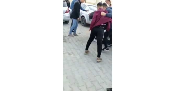 Arkadaşlarının kavgasını film izler gibi izlediler