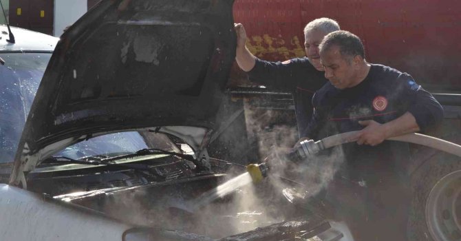 Tamire götürülen araç yol ortasında yandı