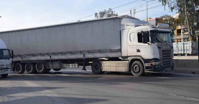 Tır yolcu otobüsüne çarptı, karayolu trafiğe kapandı