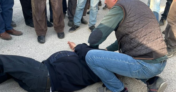 Meraklı kalabalık yaralıya müdahaleyi film izler gibi izledi