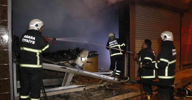 Adana’da pastane yangında kül oldu