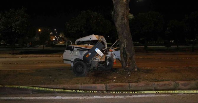 Refüjdeki ağaca çarpan otomobil sürücüsü ağır yaralandı