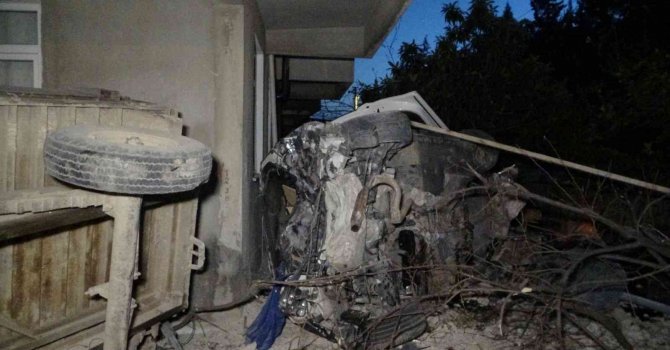 Otomobille makas atan gençler kaza anlarını böyle kayda aldı