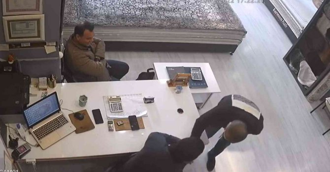 Hırsızlık yaptığı halı mağazasına gelip, iş yeri sahibinin elini öpmek istedi