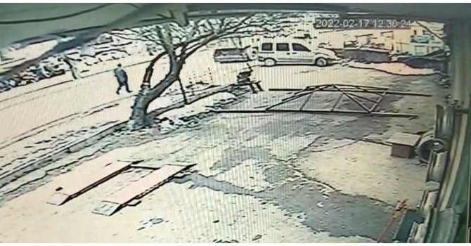 Geri manevra yapan tırın altında kaldı