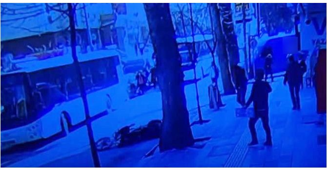 Motosiklet sürücüsü yayaya çarpmamak için canını hiçe saydı