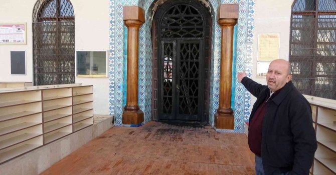 Osmaniye’de tarihi caminin kapısını yaktılar