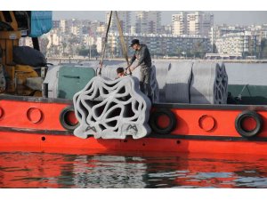 Türkiye’de bir ilk: 3D yazıcıyla üretilen yapay resifler Mersin’de denize bırakıldı