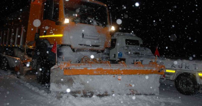 Antalya-Konya karayolu yoğun kar ve tipi nedeniyle tırların geçişine kapatıldı