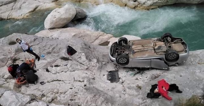 Kemer’de otomobil dereye uçtu: 1’i ağır, 4 yaralı