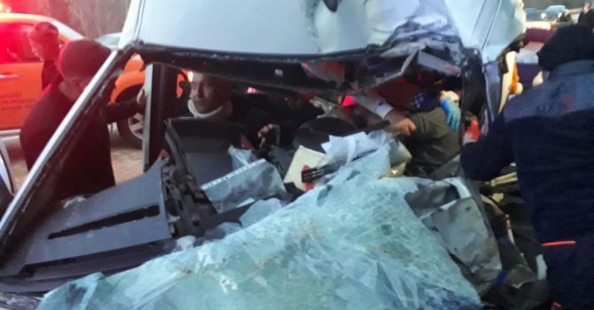 Lastiği patlayan minibüs ağaca çarparak durabildi