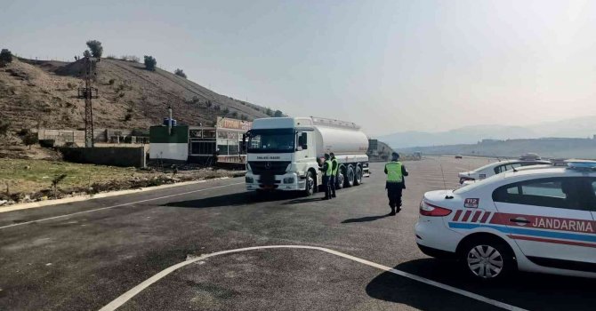 Tehlikeli madde taşıyan araçlar denetlendi