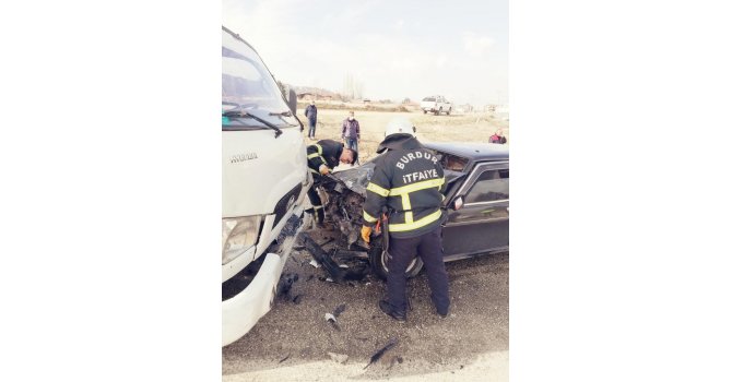 Burdur’da kamyonet ile otomobil kafa kafaya çarpıştı: 1 ağır,3 yaralı