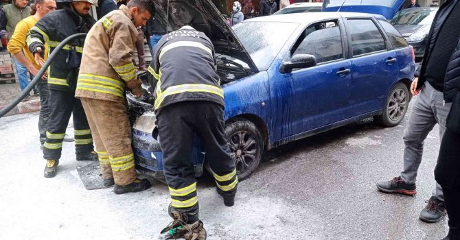 Otomobil seyir halindeyken alev aldı