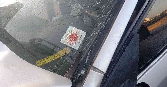 Park halindeki tıra çarpan otomobilin sürücüsü hayatını kaybetti