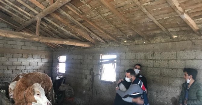 Antalya’da jandarmanın hayvanlarına kavuşturduğu besici büyük mutluluk yaşadı