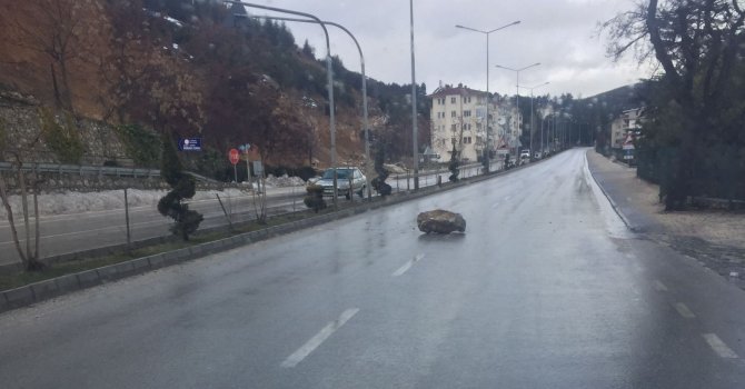 Eğirdir’de anayola düşen kaya parçası korkuttu