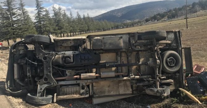 Isparta’da lastiği patlayan kamyonet şarampole devrildi