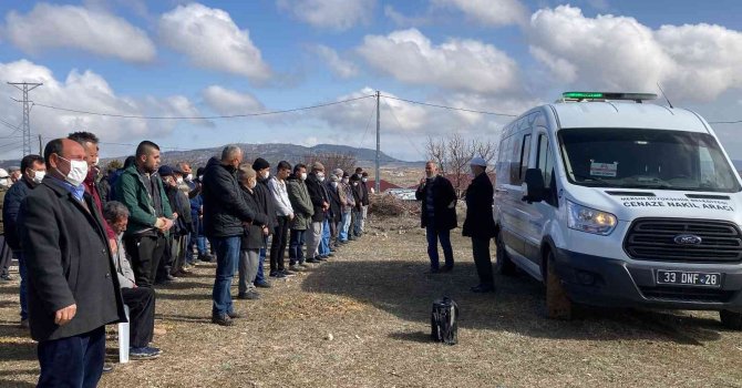 Kocasının okul bahçesinde öldürdüğü 2 çocuk annesi toprağa verildi