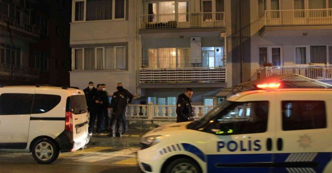 Emekli gazeteci evinde ölü bulundu