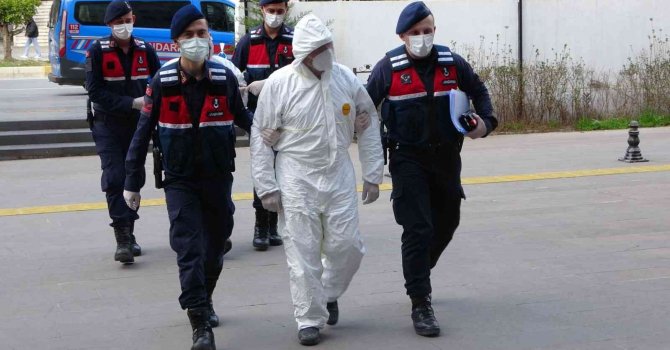 Covid-19 testleri pozitif çıktı, adliyeye tulumlu getirildiler